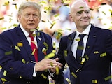 Trump y el directivo al término del certamen, ayer, en Nueva York, EU.