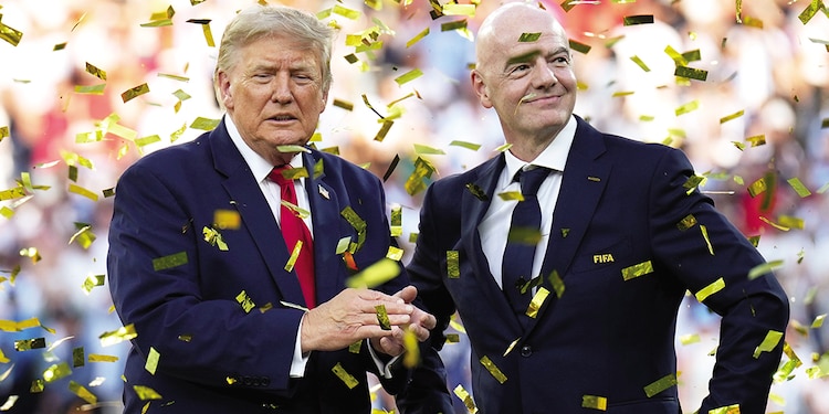 Trump y el directivo al término del certamen, ayer, en Nueva York, EU.