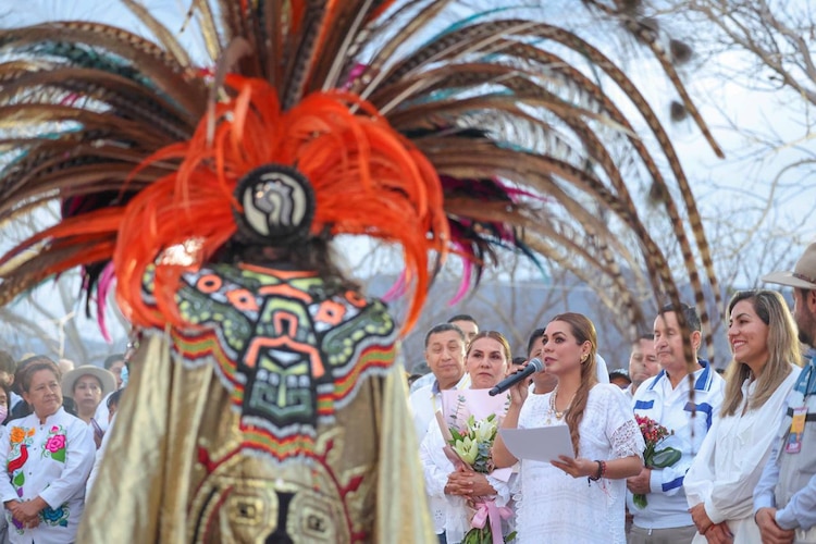 Al micrófono, la gobernadora de Guerrero, Evelyn Salgado.