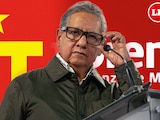 El presidente del Senado, Higinio Martínez Miranda, frente a los logos del PT y Morena.