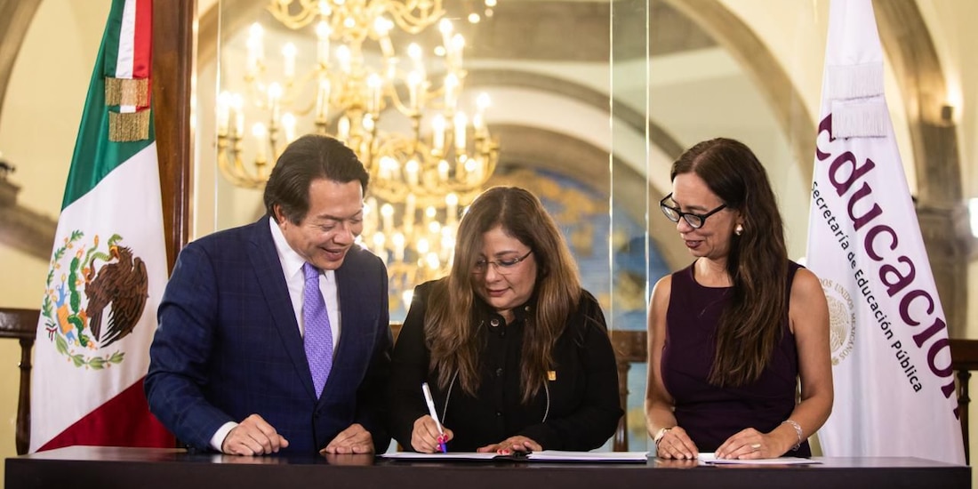 El secretario Mario Delgado encabeza la firma de convenios para fortalecer el Bachillerato Nacional.