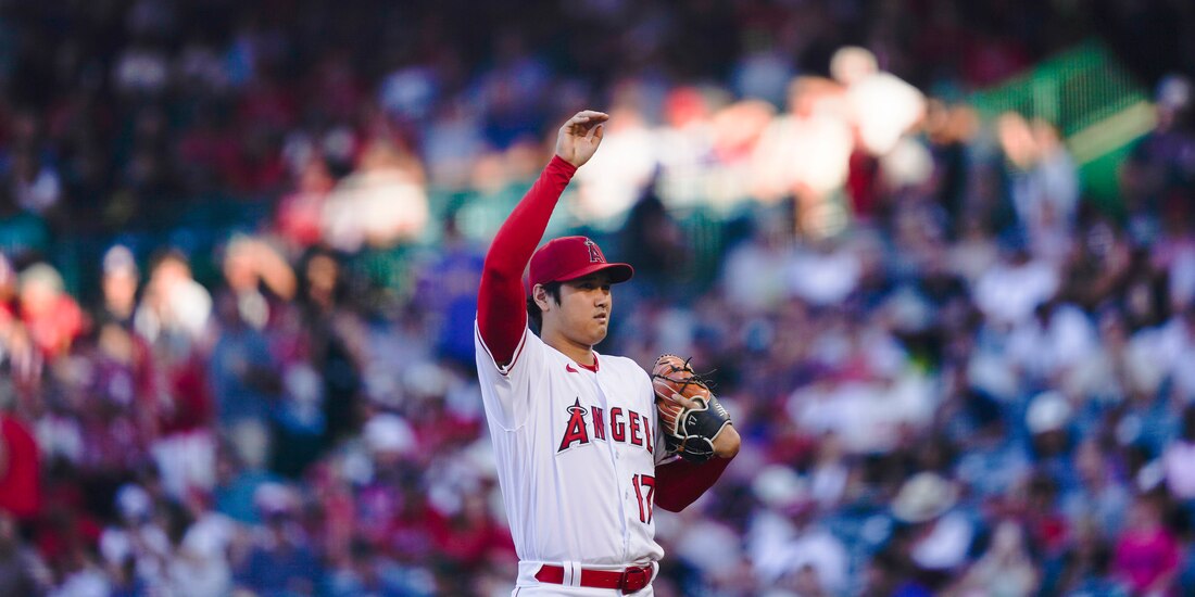 El japonés Shohei Ohtani, de los Angelinos de Los Ángeles, estira un brazo tras hacer un lanzamiento en el juego ante los Marineros de Seattle