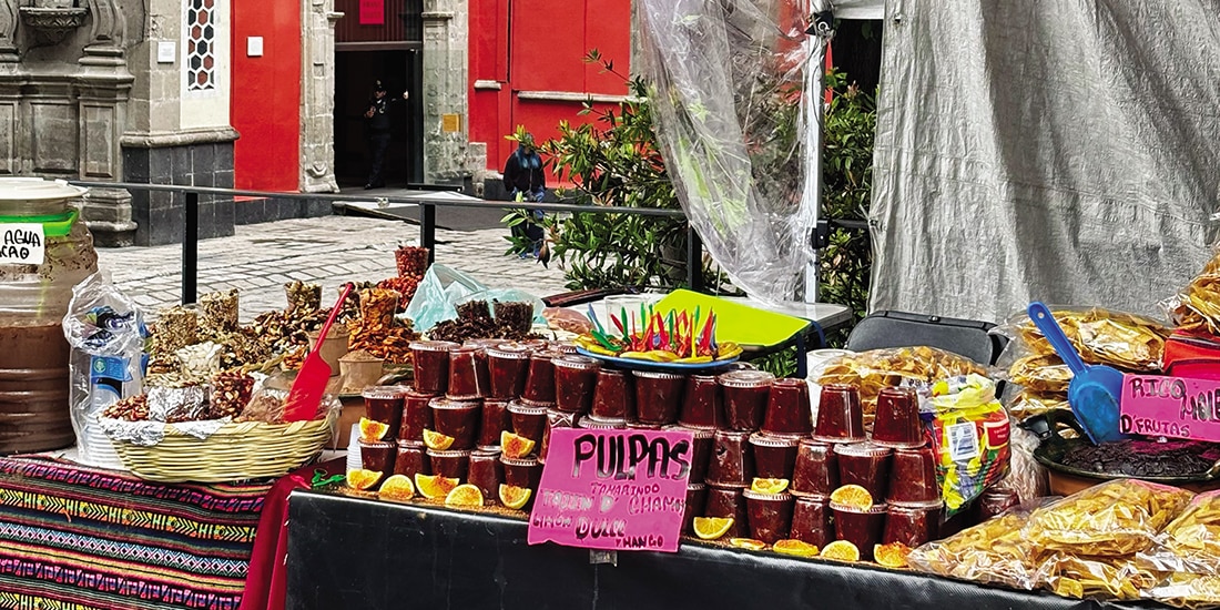Vendimia ambulante que se encuentra en avenida Hidalgo tapa la visibilidad del Museo Franz Mayer, ayer