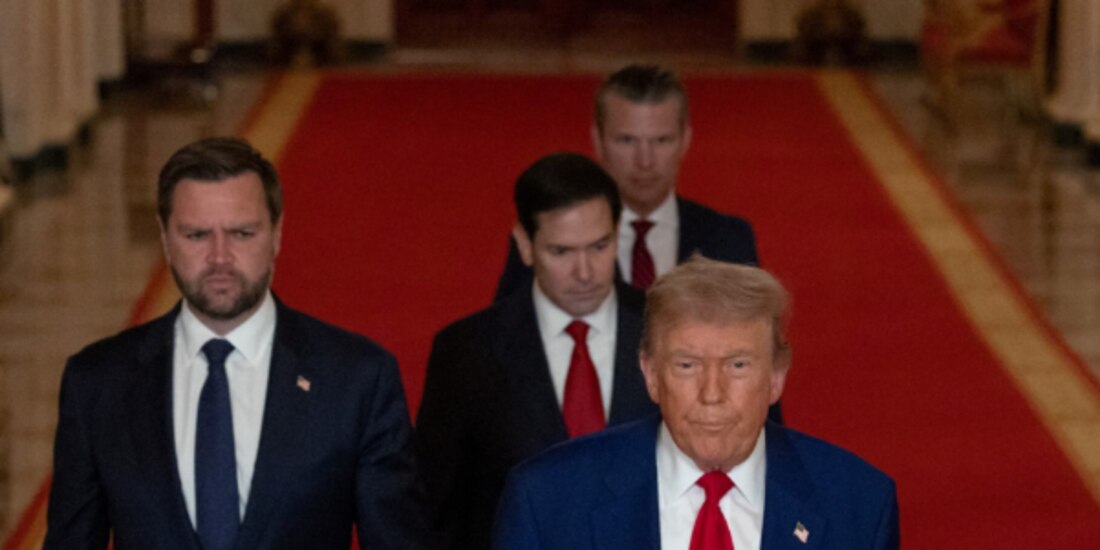 Trump al lado de J.D. Vance, Marco Rubio y Pete Hegseth, el sábado pasado.