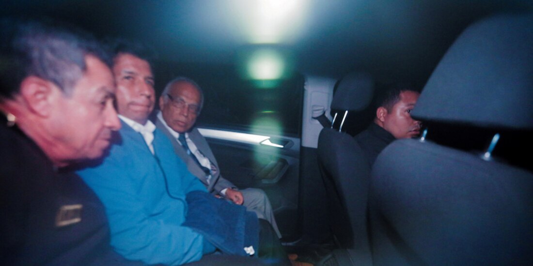 El exmandatario Pedro Castillo (de chamarra azul) junto a su abogado Aníbal Torres (a su izq.), al ser trasladado a prisión.<br>*Esta columna expresa el punto de vista de su autor, no necesariamente de La Razón.<br>