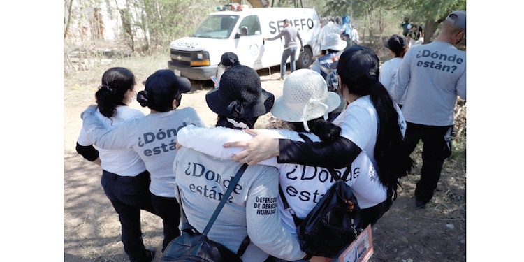 Integrantes del colectivo Sabuesos Guerreras hallan cuerpos en Culiacancito, Sinaloa, en foto de archivo.