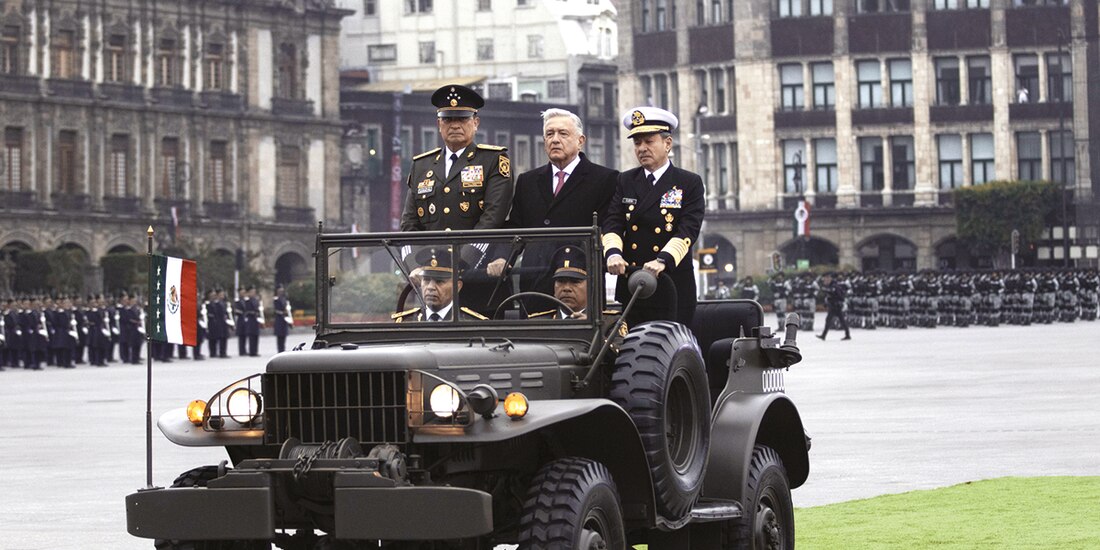 El presidente (centro) acompañado por el titular de Sedena (izq.) y el secretario de Marina, ayer.