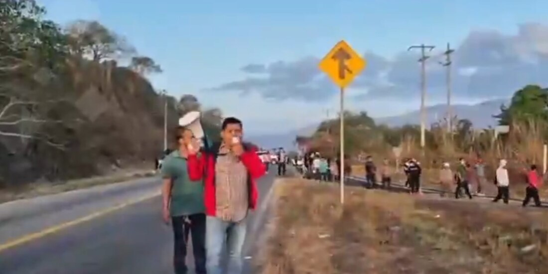 Sigue bloqueo sobre la Autopista del Sol.