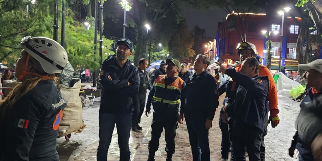 Al alcalde Giovani Gutiérrez atiende las afectaciones por lluvias en el centro de Coyoacán.