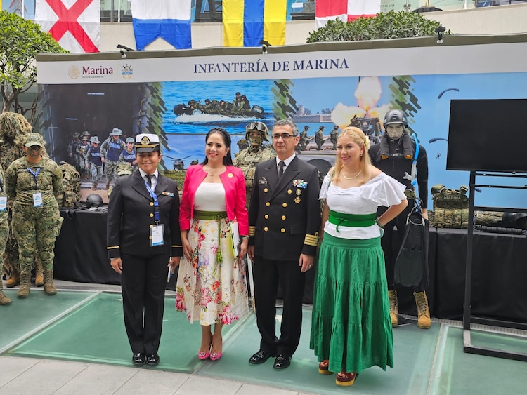 Legisladores y personal naval recorren la exposición en el Senado de la República.