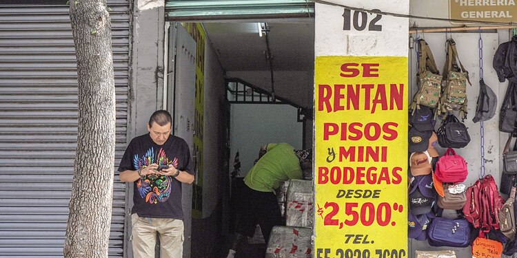 Un hombre acomoda cajas en un edificio, ayer.