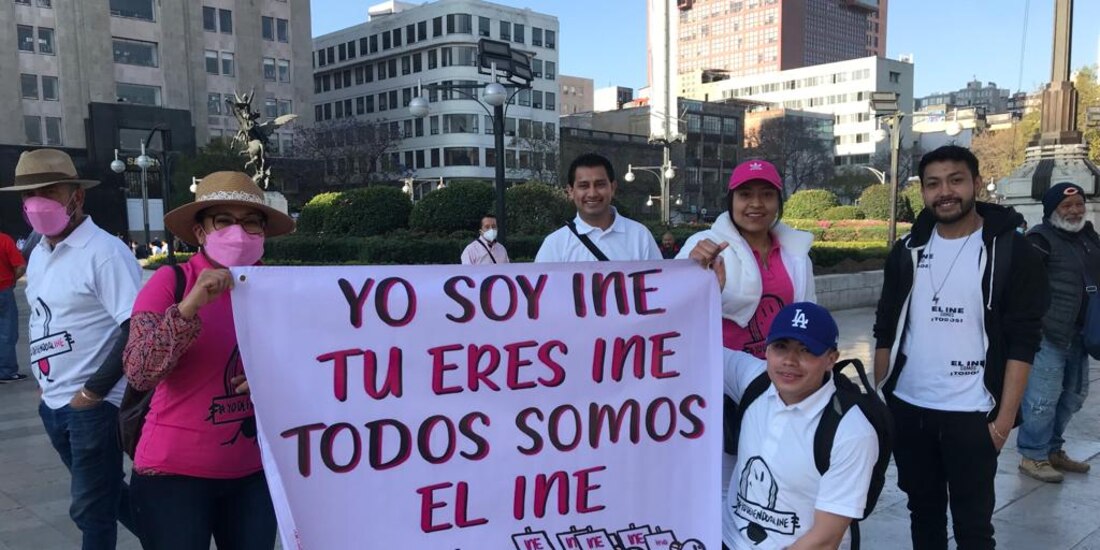 Algunos participantes portaban pancartas en favor del INE