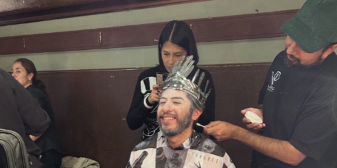 Josué Cerón, quien da vida a Próspero, se prueba la corona.