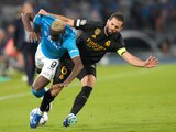 Nacho, derecha, del Real Madrid, desafía a Victor Osimhen del Napoli durante el partido del grupo C de la Champions League