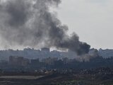 El humo se eleva desde Gaza, en medio del actual conflicto entre Israel y el grupo islamista palestino Hamás, visto desde Sderot, Israel.