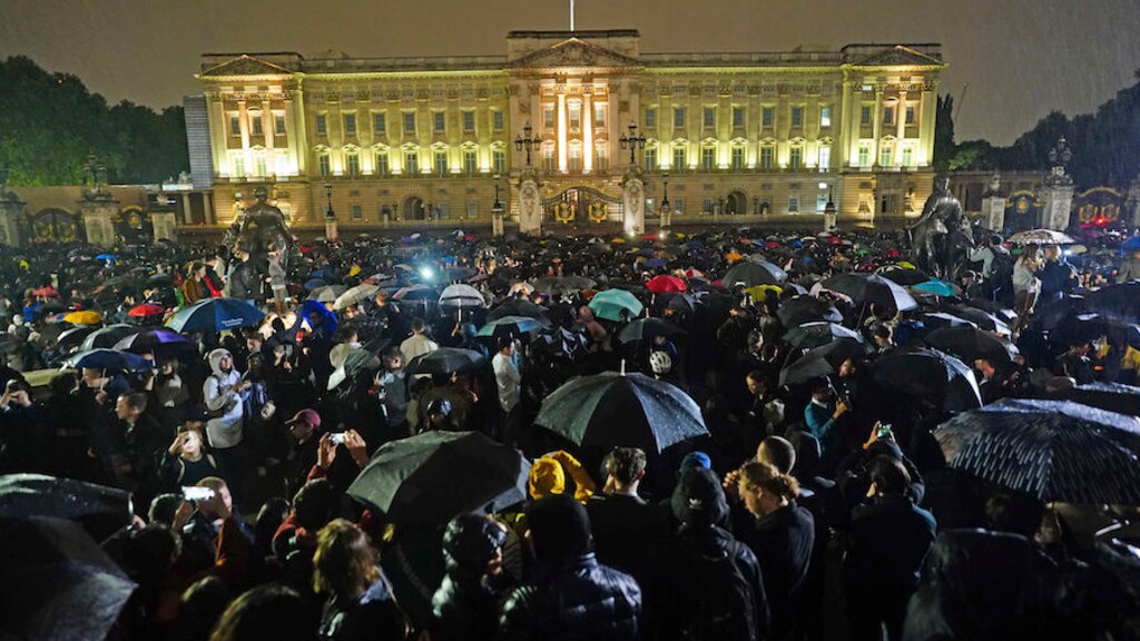 Miles de ciudadanos y turistas se congregan en el Palacio de Buckingham, ayer, tras la noticia del deceso.