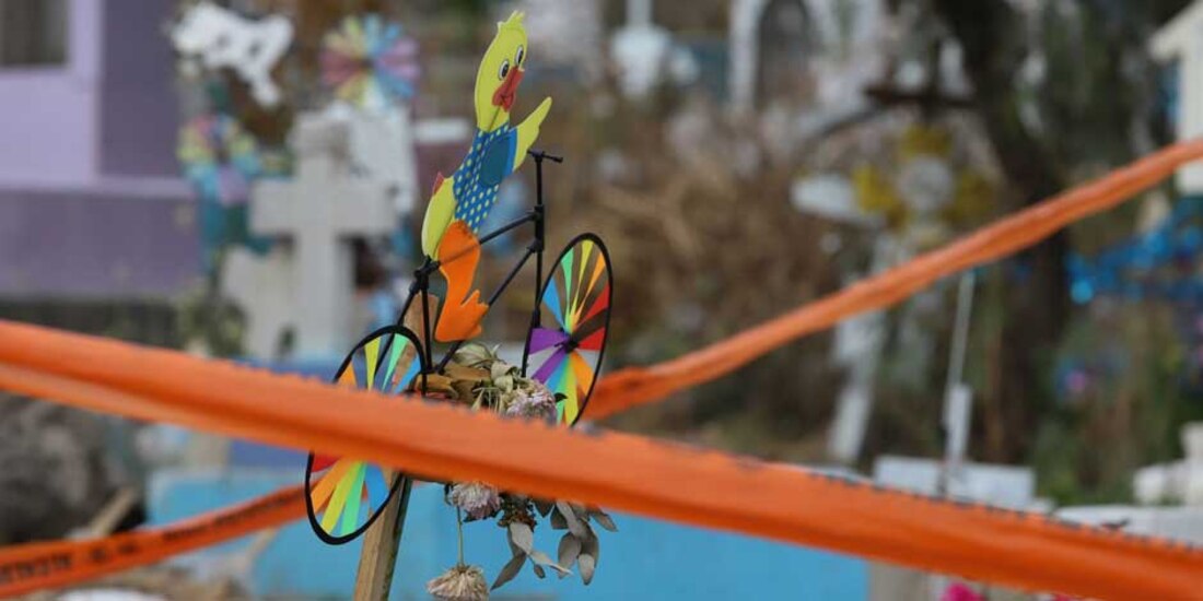 Cerco de seguridad en el panteón de San Nicolás Tolentino en la alcaldía Iztapalapa por el caso de un bebé encontrado sin vida en el penal de San Miguel, en la ciudad de Puebla