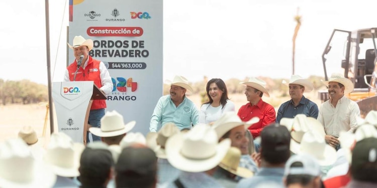 “A Durango le va a ir muy bien, vienen los mejores años para la entidad y la vamos a convertir en una potencia mundial”, reiteró.