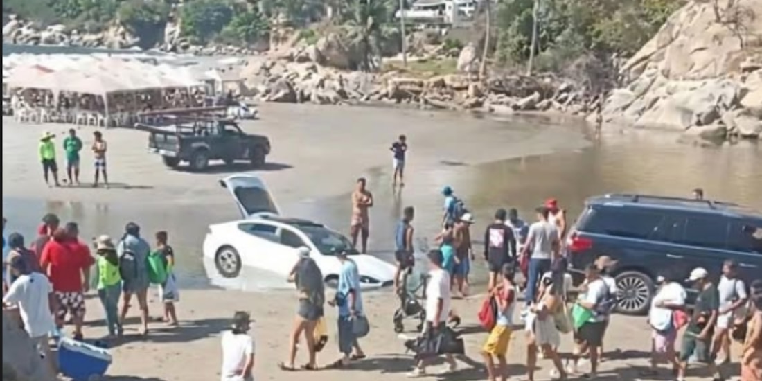 Vehículo particular queda varado en Playa Revolcadero