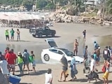Vehículo particular queda varado en Playa Revolcadero
