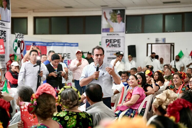 El candidato de oposición, José Yunes, en Nanchital, ayer.