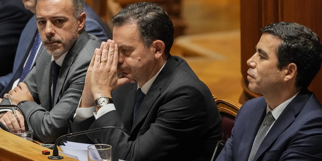 El primer ministro portugués, Luis Montenegro, segundo a la derecha, hace un gesto durante un debate previo a una votación de moción de confianza en el Parlamento portugués en Lisboa, el martes 11 de marzo de 2025