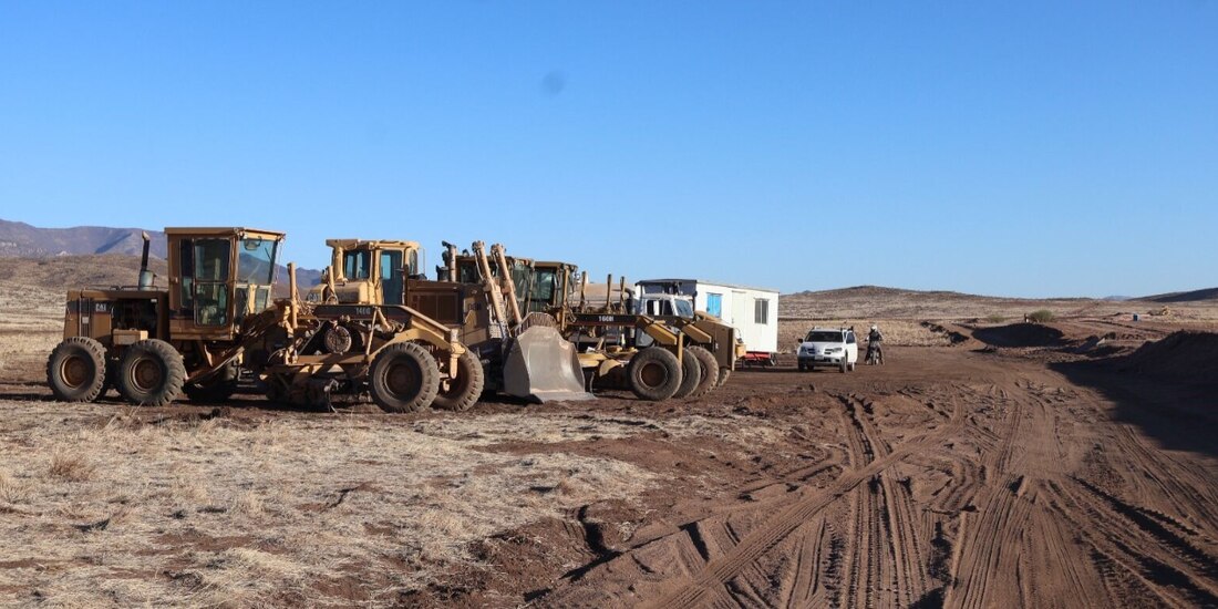 Maquinaria trabaja en el nuevo camino de 18 kilómetros en Sonora, ayer.