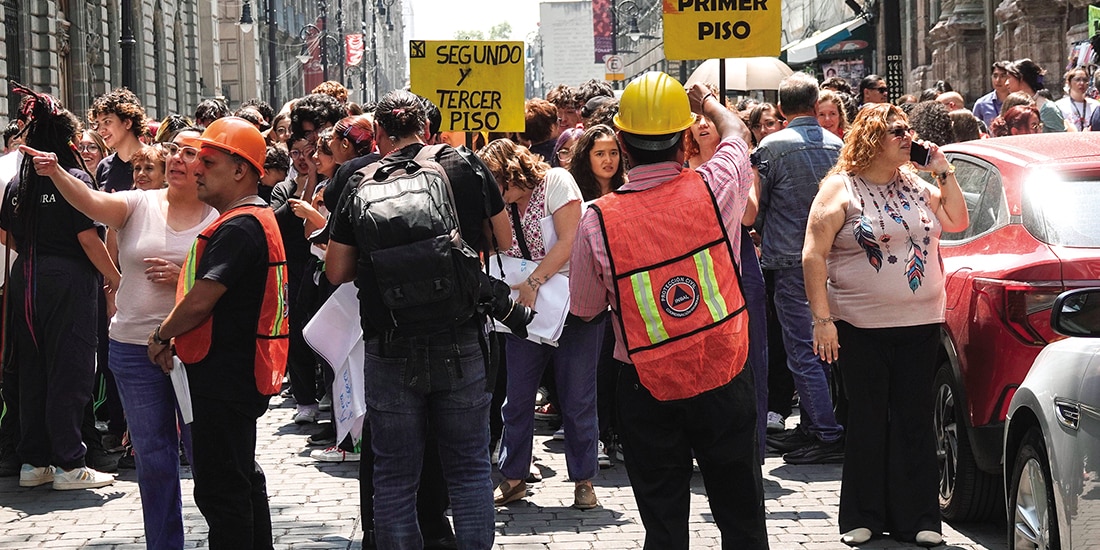 EVACUACIÓN, ayer, en el Centro Histórico.