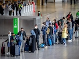 Pasajeros durante la pandemia del COVID-19, en el Aeropuerto de Fráncfort, en Alemania.
