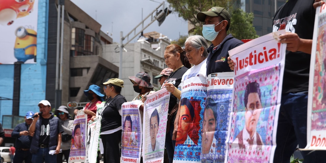 Manifestantes por los desaparecidos de Ayotzinapa en la zona centro de la Ciudad de México.