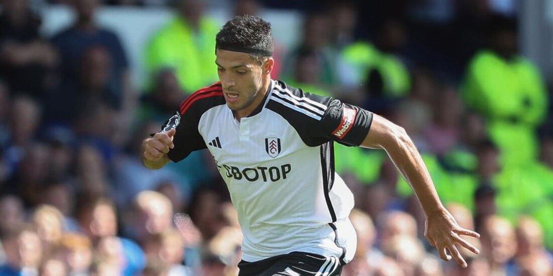 Raúl Jiménez conduce el balón en un partido del Fulham.
