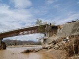 El principal puente de acceso a Santa María Tonameca sufrió severos daños y se evalúa si debe ser demolido.