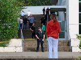 Un estudiante observa a agentes de la Policía de Tacoma luego de que varias personas resultaron heridas en un apuñalamiento masivo en la Escuela Secundaria Foss, en Tacoma, Washington.