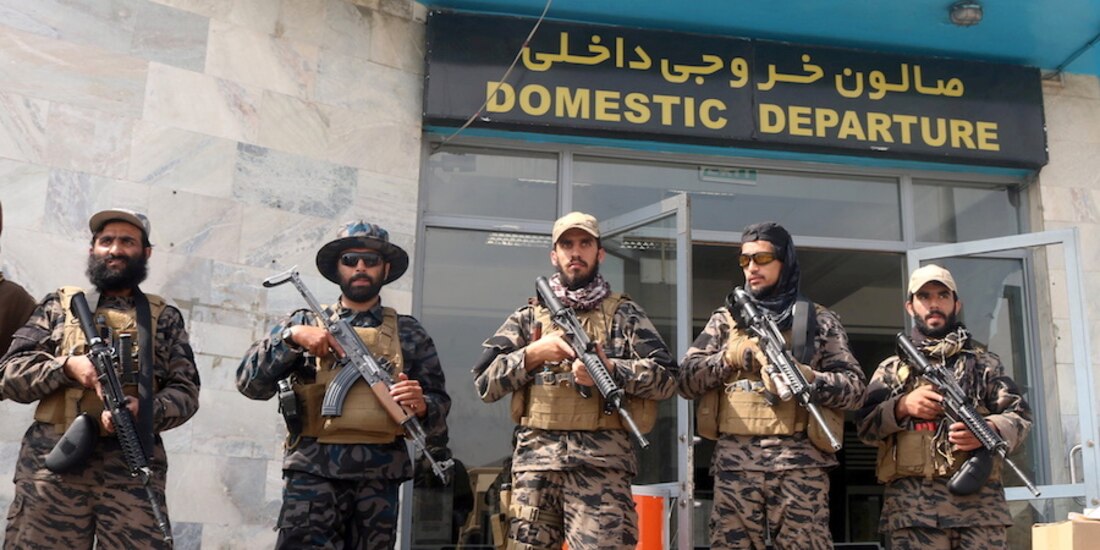 Combatientes yihadistas mantienen bajo resguardo el aeropuerto de Kabul, que sigue cerrado.