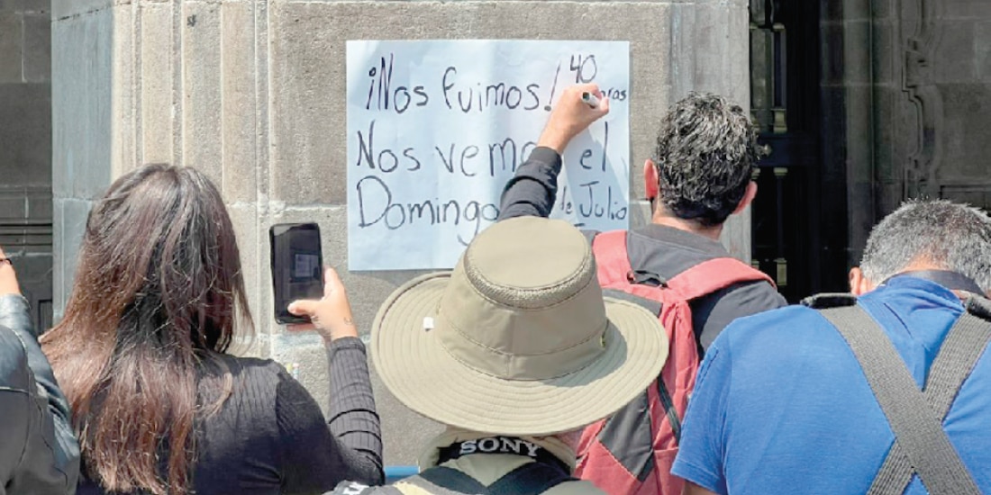 Un grupo de manifestantes, ayer, en el Zócalo capitalino.