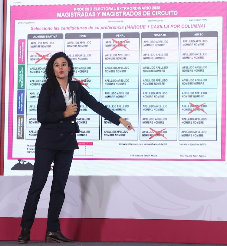 Luisa María Alcalde, consejera jurídica de la Presidencia, detalló la iniciativa en la Conferencia del Pueblo.