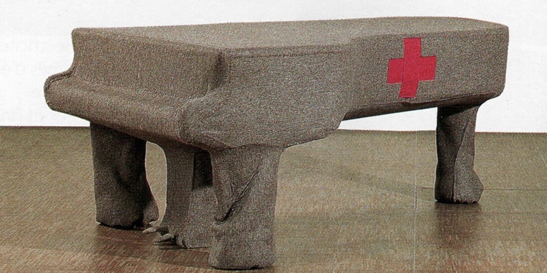 Infiltración homogénea para piano de cola, piel, fieltro y piano, 1966.