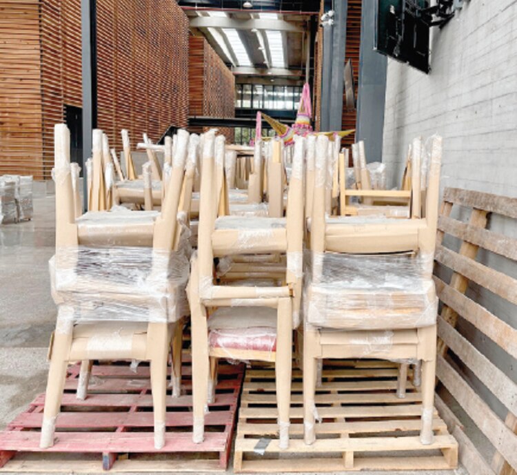 Mobiliario que está guardado en lo que terminan las obras.