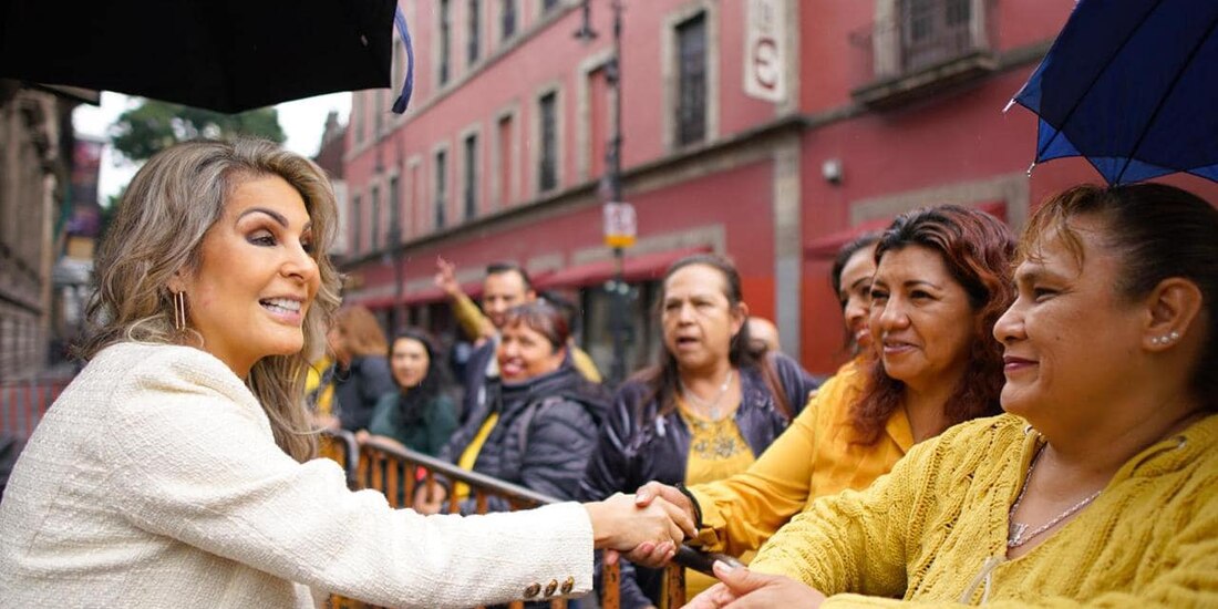 Nora Arias, el 26 de septiembre, saluda a simpatizantes del PRD afuera del Congreso local.