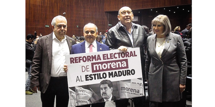 Legisladores del PRI se manifestaron contra la reforma electoral, el 7 de enero.
