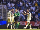 Futbolistas del América protestan una decisión del árbitro en su partido contra Puebla en la Fecha 1 de la Liga MX.