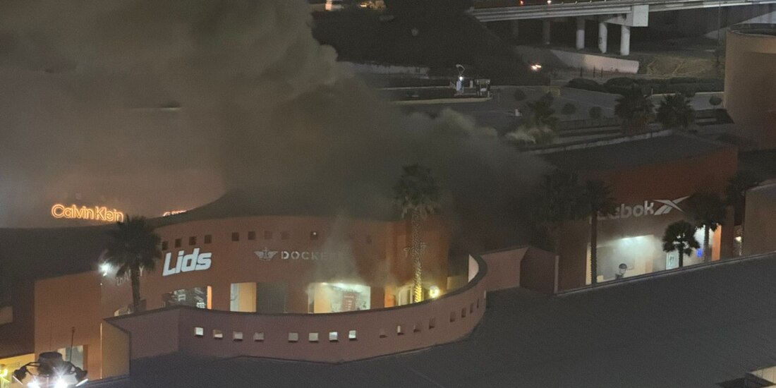 Se registra fuerte incendio en centro comercial de Cuautitlán Izcalli, Edomex.