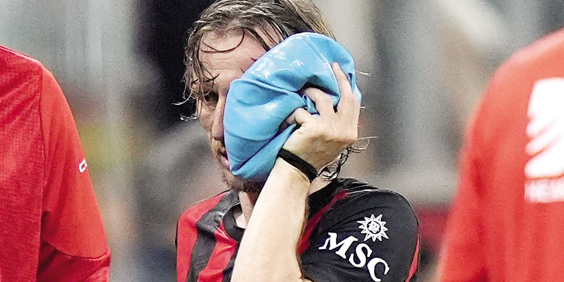 EL CROATA al salir, el domingo pasado,
atendido por los médicos del equipo