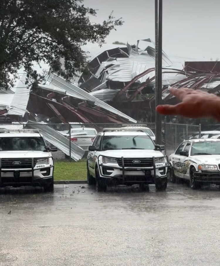 El alguacil de Saint Lucie evidencia el impacto climático en el edificio cerca a la oficina.