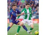 Álvaro fidalgo pelea un balón en el medio campo, ayer, en LaLiga.