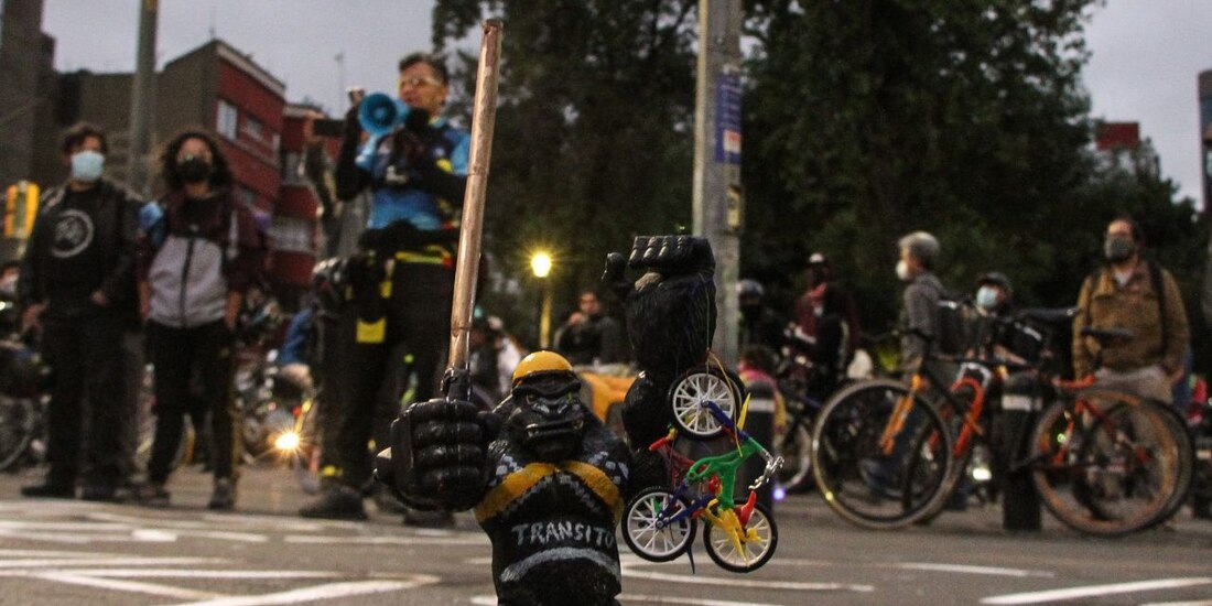 Cientos de ciclistas, de diversos colectivos se manifestaron y bloquearon la Avenida de los Insurgentes en ambos sentidos