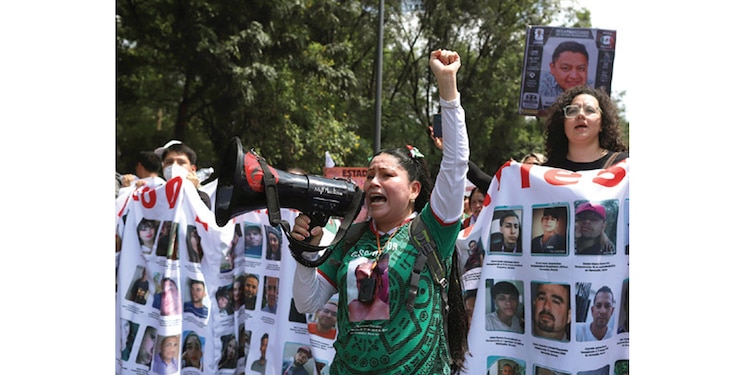 MADRES BUSCADORAS protestaron en
paz, aunque lograron colarse.