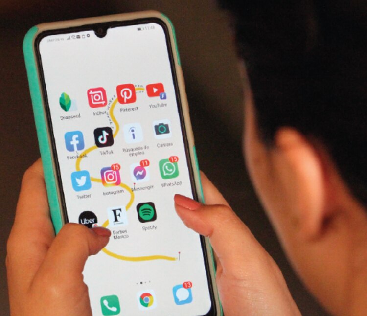 Una ciudadana sostiene un teléfono inteligente con acceso a diversas redes sociales, en imagen de archivo.