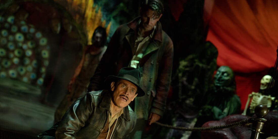 Willem Dafoe (hincado) y Bradley Cooper, en un fotograma de la película.