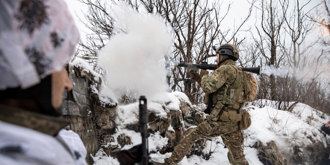 Un soldado ucraniano dispara una granada hacia posiciones rusas en una línea de frente cerca de la ciudad de Marinka, ayer.